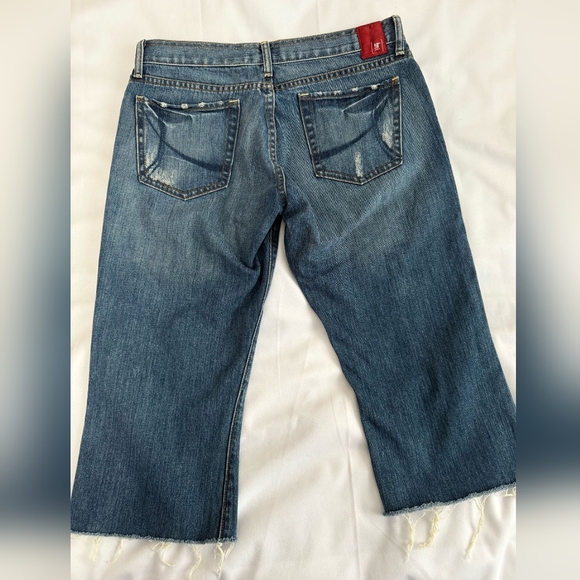 !IT Distressed Denim Button Fly Sweetie Capris- Size 29 - Picture 7 of 7